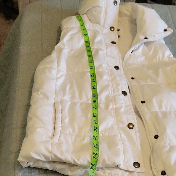 Old Navy Women's White Puffer Vest, Puffy Coat Ski, Winter Size L - Picture 3 of 7